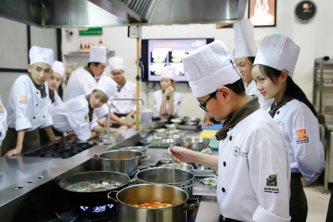 La cheffe explique un plat lors d'un atelier de cuisine